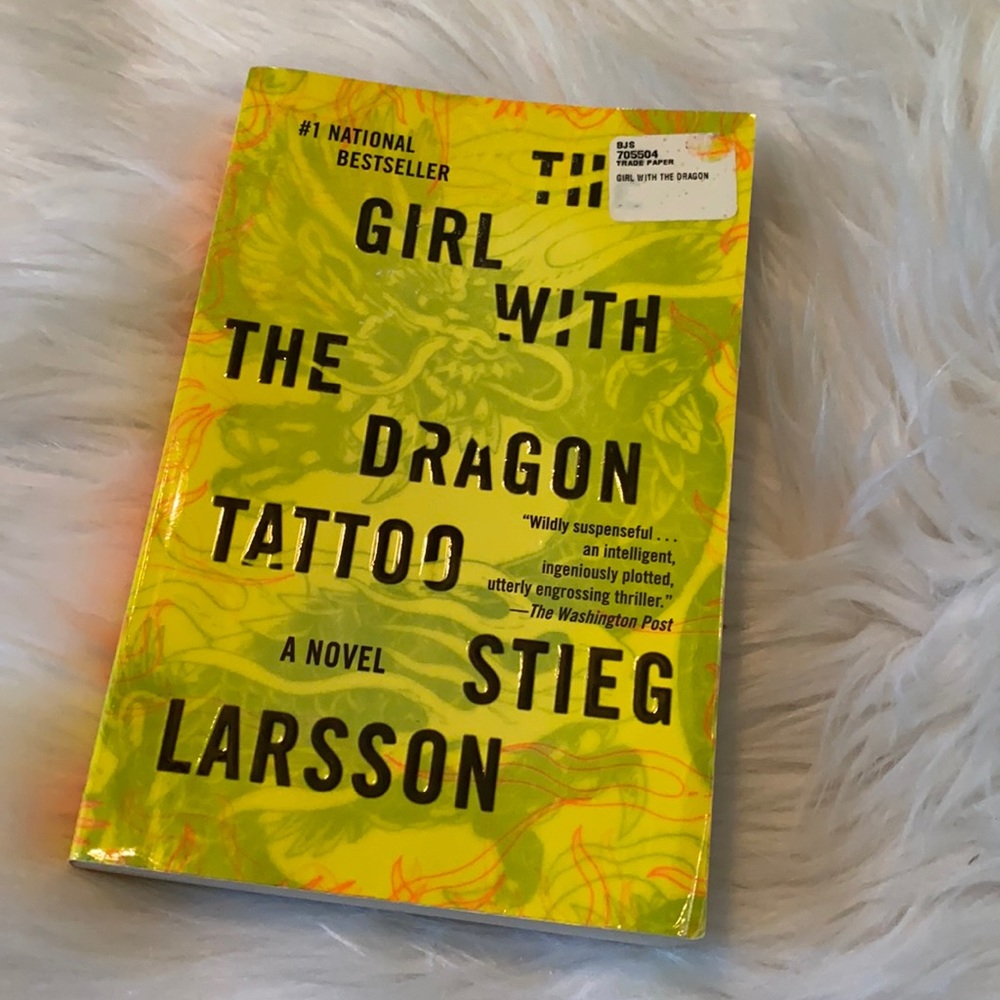 EUC The Girl with the Dragon Tattoo Paperback 📚